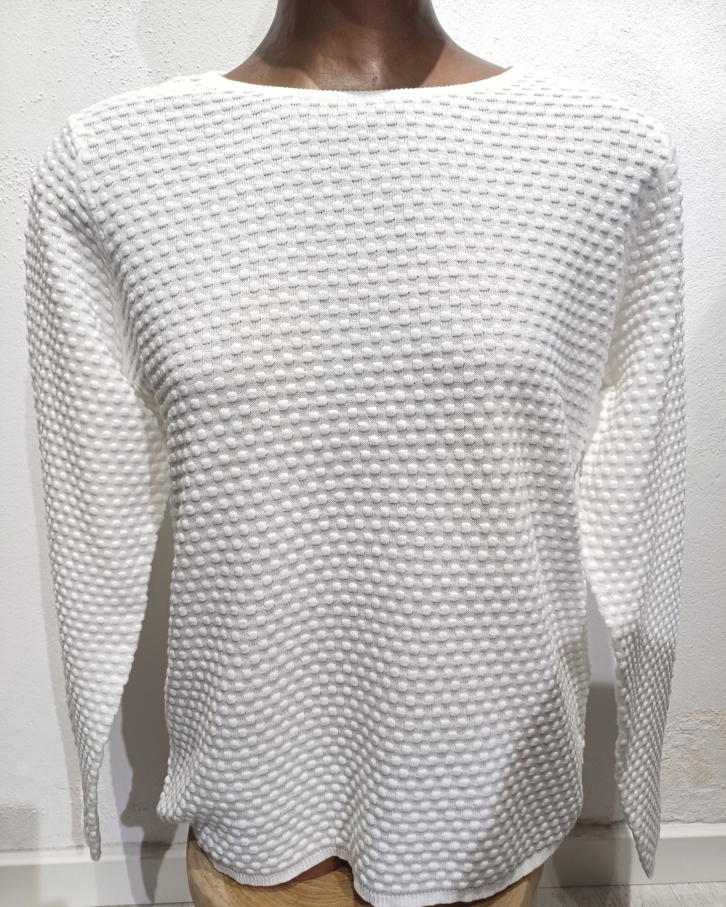 Hvid pullover med dots.