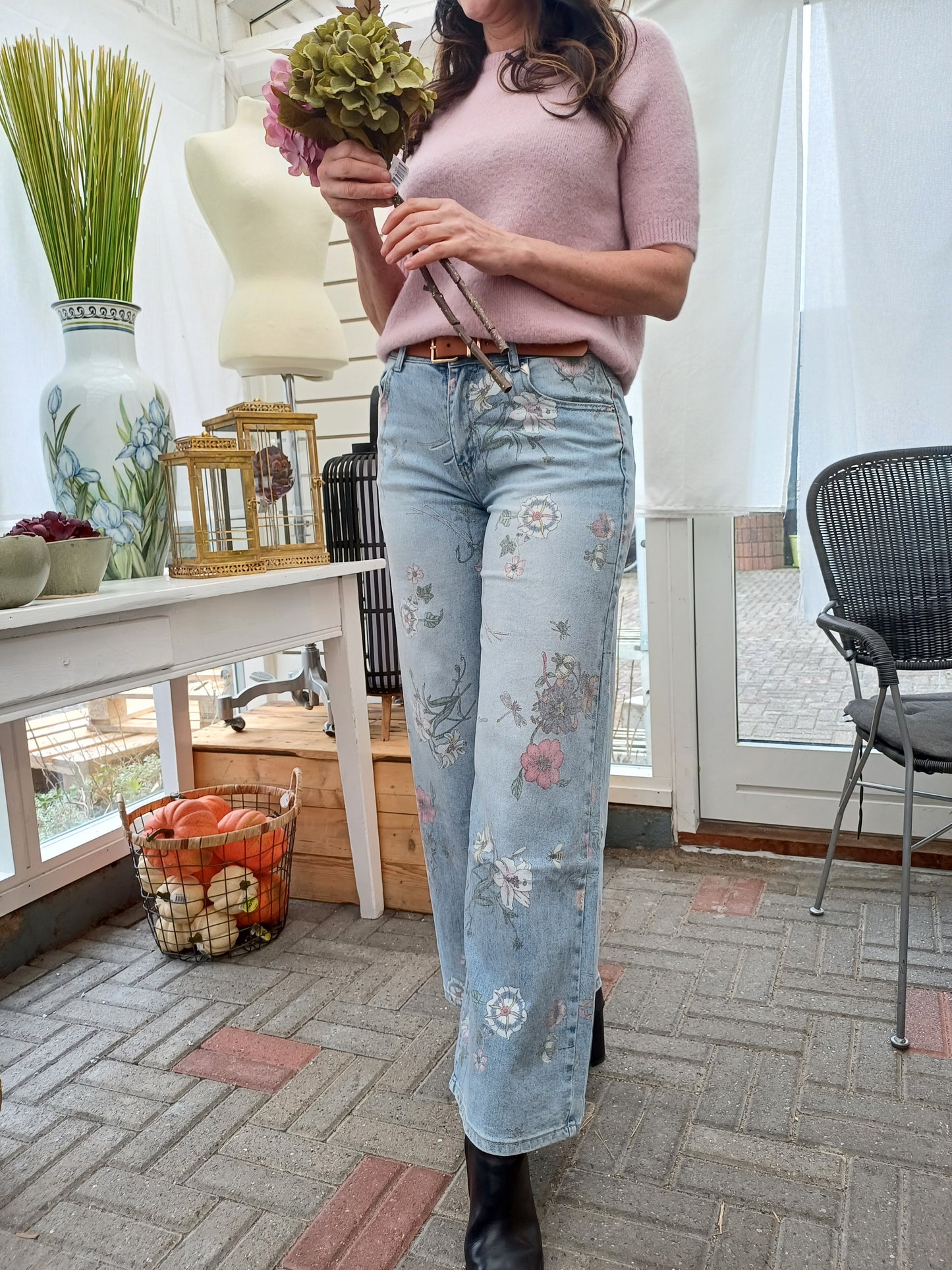 Demin jeans med blomster print.