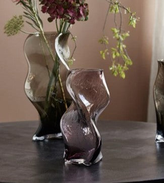 Flame glas vase i gammelrosa.