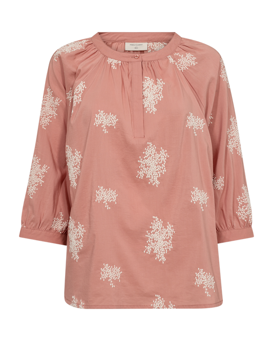 Bluse med blomstret broderingsmønster.